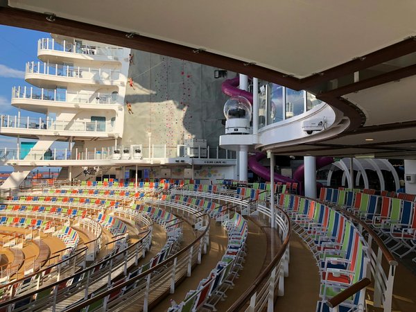 Peut-on louer une cabane en Laponie avec des cours de sculpture sur glace et des excursions en motoneige?